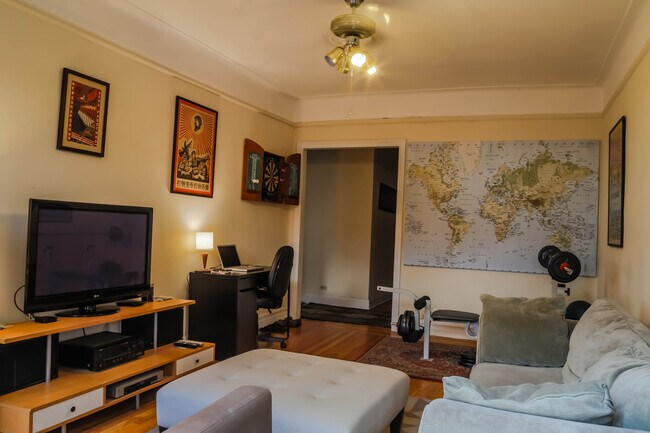 Foto del edificio - 44-14 Newtown Rd