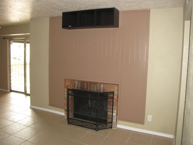 Building Photo - 1620 N Wilmot Rd