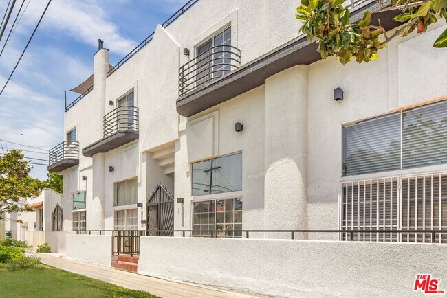 Foto del edificio - 801 N Martel Ave