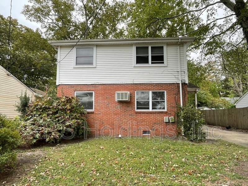 Building Photo - 1209 Hullview Ave
