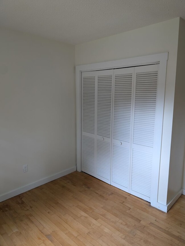 Building Photo - 3 Bed Bath House, Close to Trails