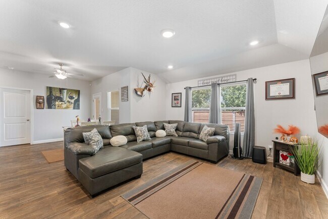 Building Photo - 829 Margay Lp