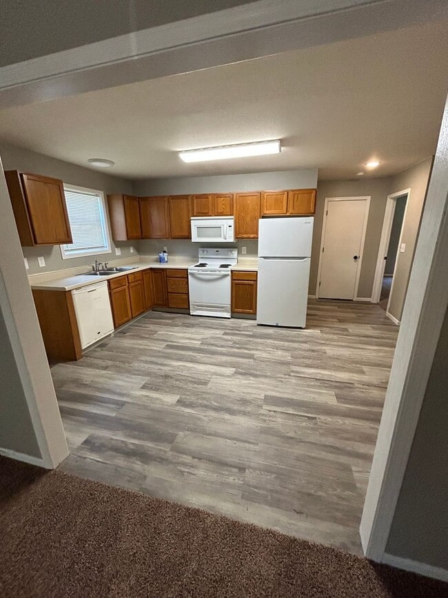 Building Photo - 2650 E Oakbrook Dr
