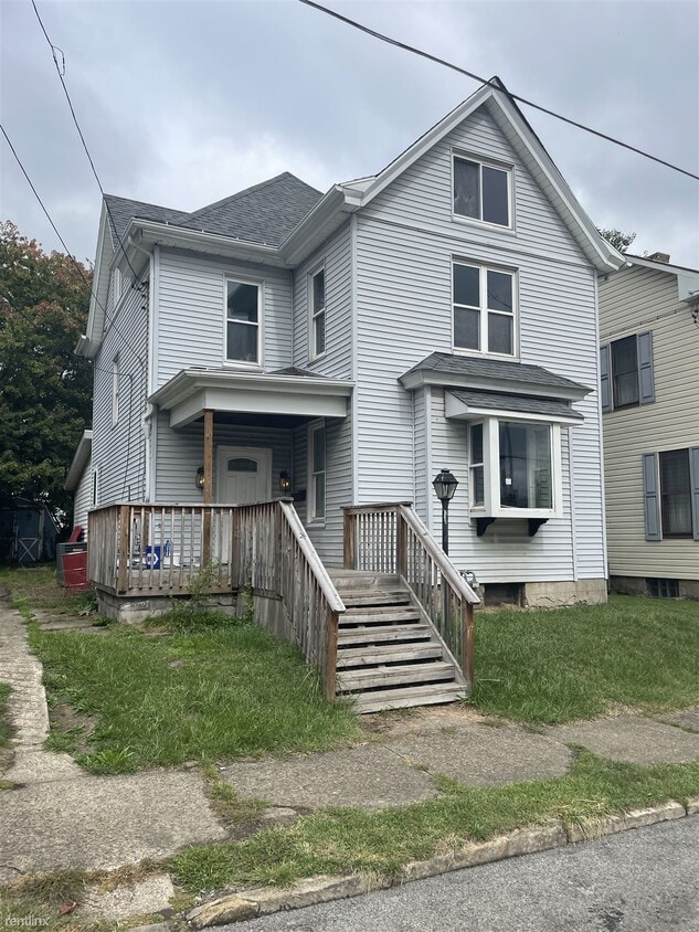 Primary Photo - 4 br, 2 bath House - 482 East Washington S...