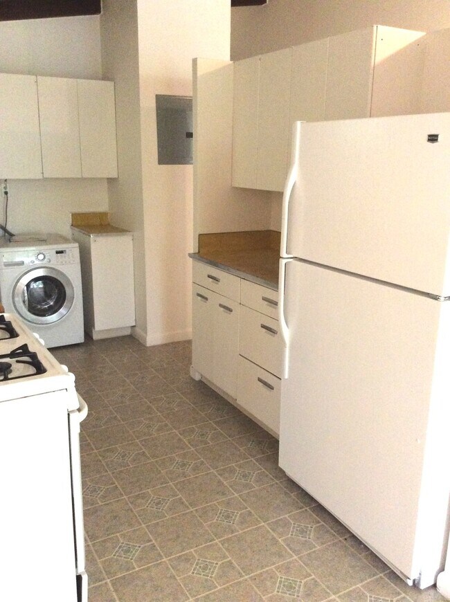 Building Photo - Charming  2 Bedroom 1 Bath  House in North...