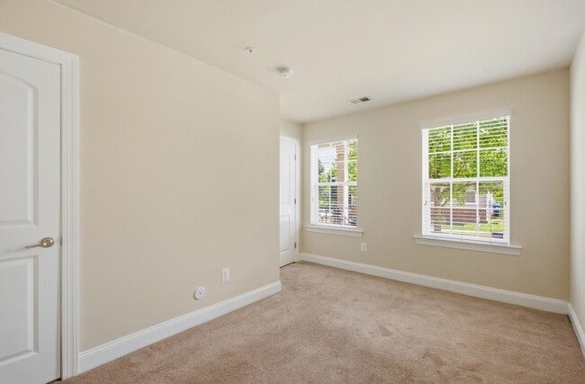 Building Photo - 300 Camillia Pl
