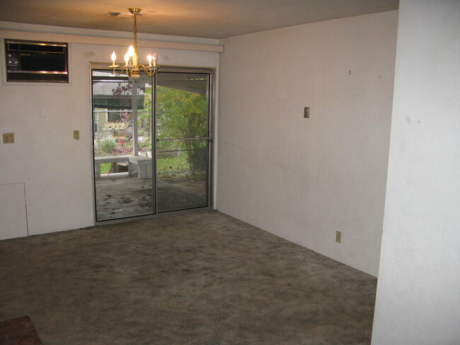 Building Photo - **MOVE-IN SPECIAL** Spacious home with Charm!