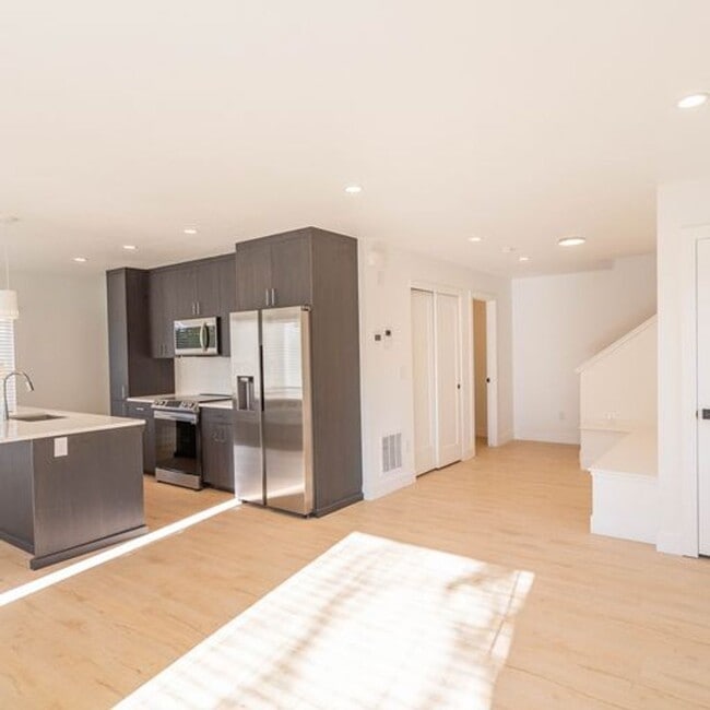 Building Photo - 4bd Rental Duplex! Private Yard, Garage, C...