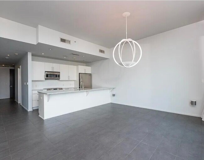 Foto del edificio - 300 E 3rd St