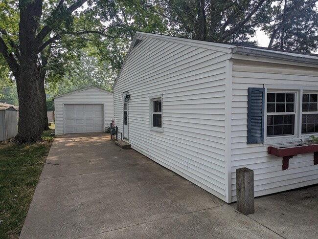 Building Photo - 1104 S Mattis Ave