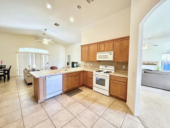 Foto del edificio - AVAILABLE NOW!!! 3 Bed/2 Bath Home in Dese...