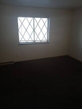 Building Photo - 6011 W Port Ave