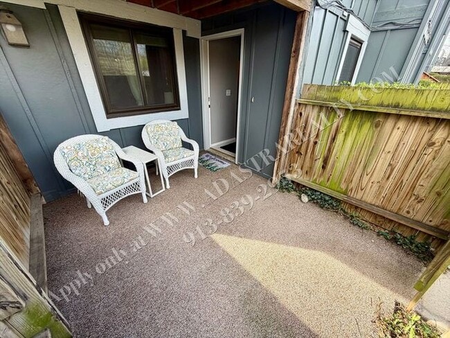 Building Photo - Spacious 2 Bed 2 Bath Ground Floor Unit-Available NOW!!