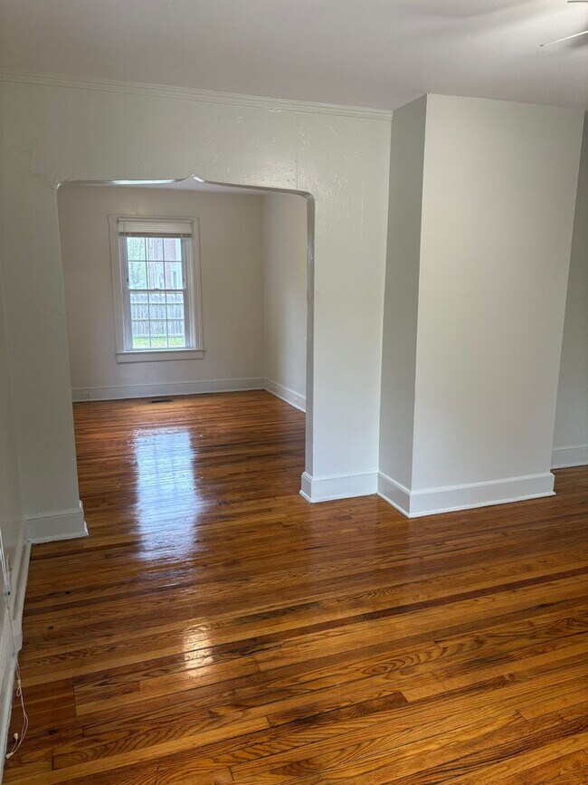 Building Photo - Spacious Townhouse Near Duke and Broad St / Fenced Yd
