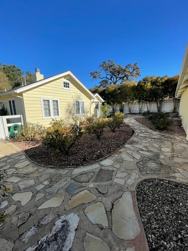 Building Photo - Charming Cottage