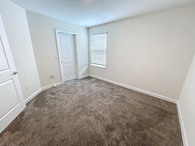 Foto del edificio - Spacious three-bedroom, two and a half bath home in Moss Park!