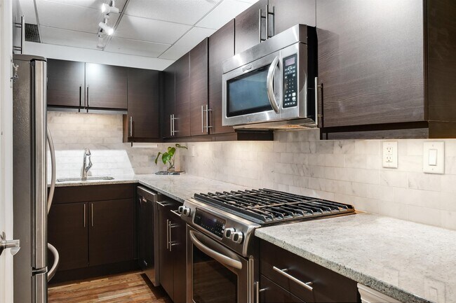 Building Photo - 347 Varick St