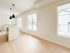 Building Photo - 9622 162 St NW