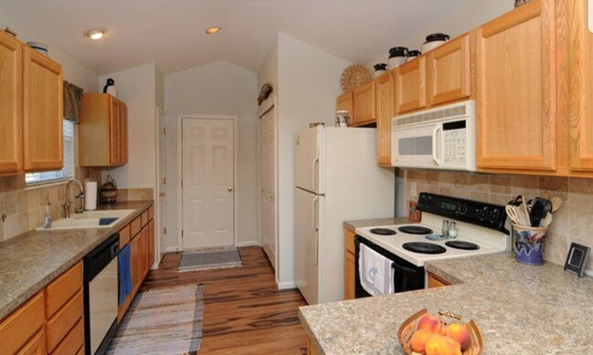 Building Photo - 2975 Neil Dr