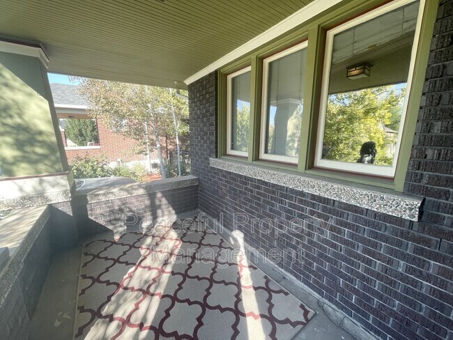 Building Photo - 727 E Stratford Ave