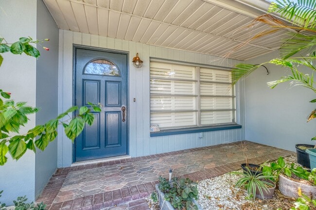 Building Photo - Treasure Island Three Bedroom, Two Bath Fu...