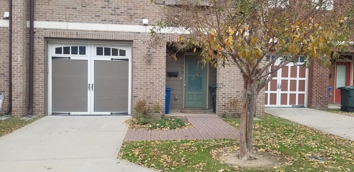 Foto principal - DOWNTOWN LIVING! BEAUTIFUL 3 Bed 2 full 2 ...