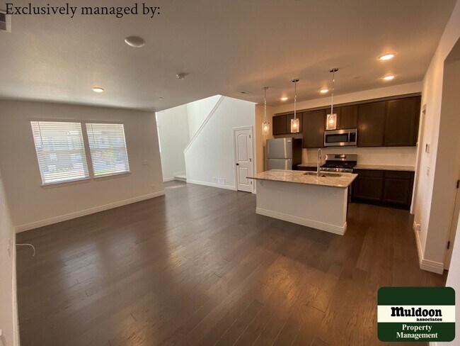 Building Photo - Nice townhome perfect for entertaining! Av...