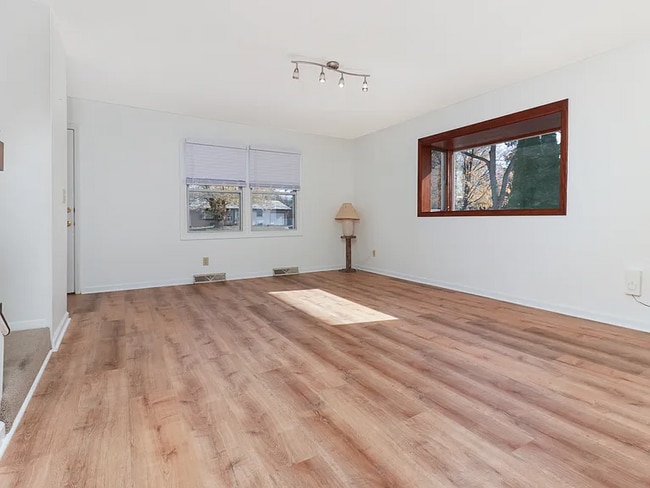 Building Photo - 913 S Linden St