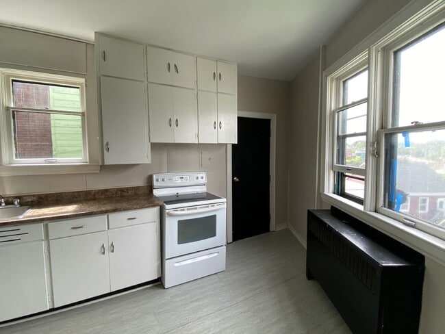 Building Photo - 77 Hazen St