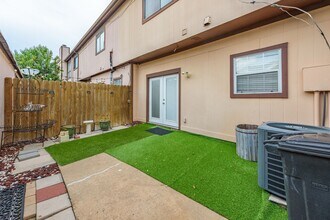 Building Photo - 12400 Brookglade Cir