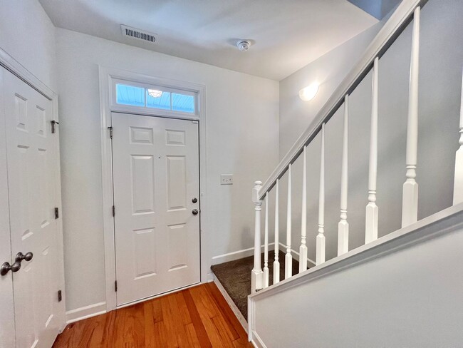 Foto del edificio - Charming 3BD, 2.5BA End Unit Raleigh Townh...