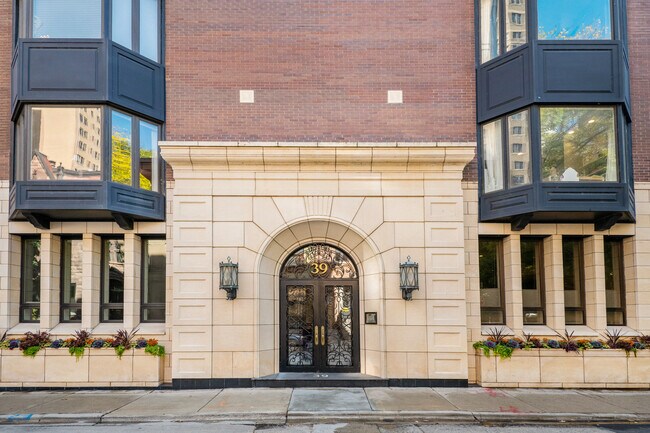 Building Photo - 39 E Schiller St