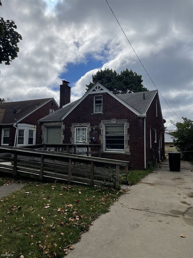 3 br, 1.5 bath House 15014 Edmore Dr