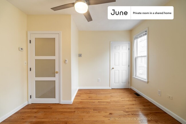 Foto del edificio - Private bedroom in 3 bed/2 bath Home