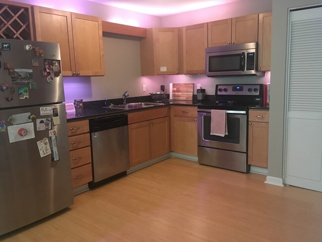 Upgraded kitchen, with new fridge - 920 NW Naito Pkwy
