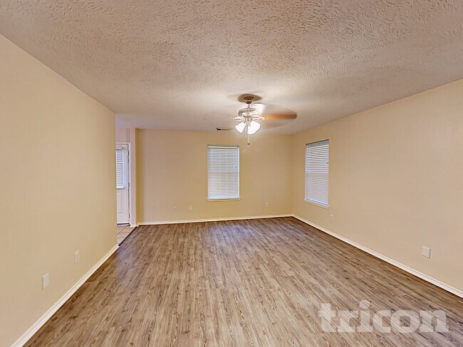 Foto del edificio - 7215 Lazy Summer Ct