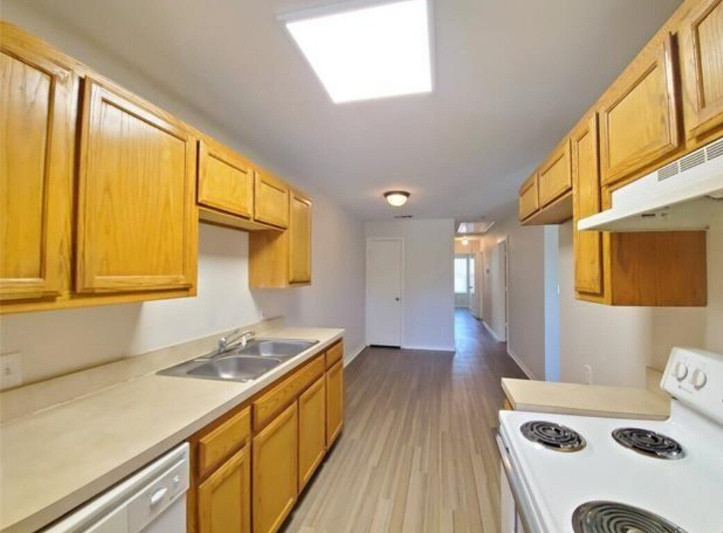 Building Photo - Sansom Park Property