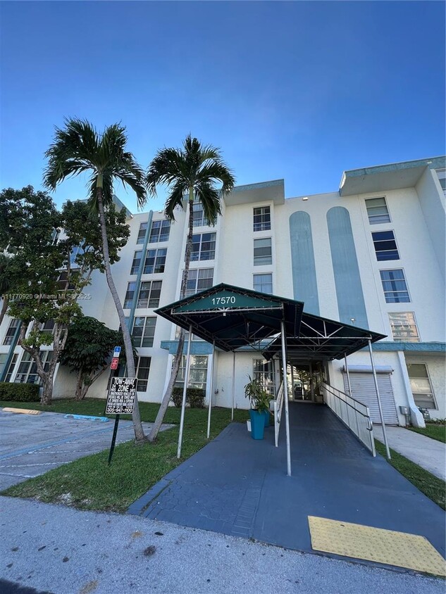 Foto principal - 17570 Atlantic Blvd