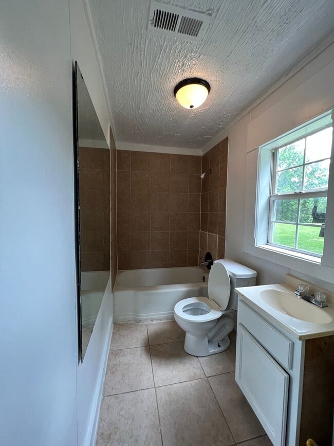 Building Photo - Available Now 2 bedroom 1 bath!