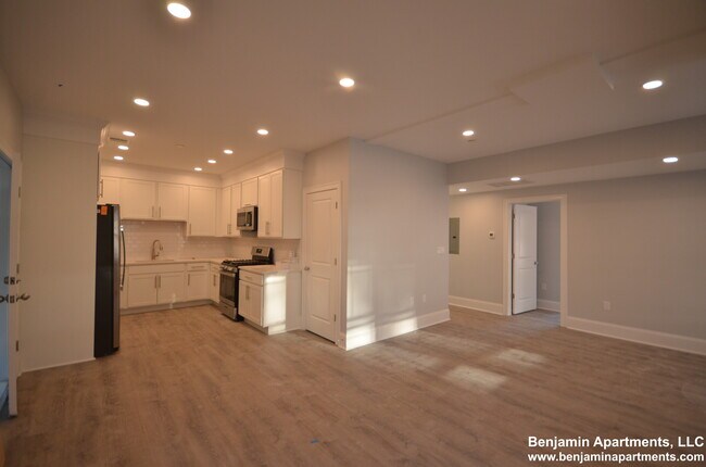 Building Photo - 128 Kenrick St