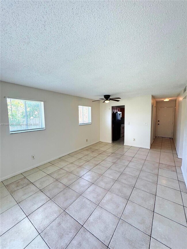 Building Photo - 933 W Jasmine Dr