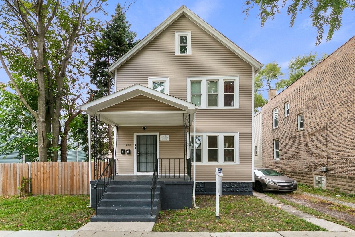 Foto principal - 720 E 92nd Pl