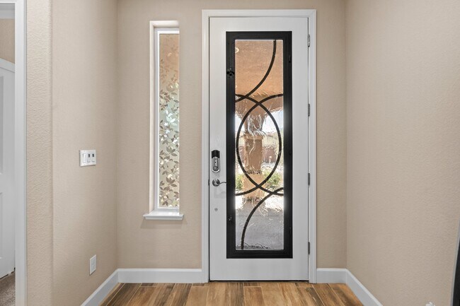 Foto del edificio - 377 Silver Ridge Dr