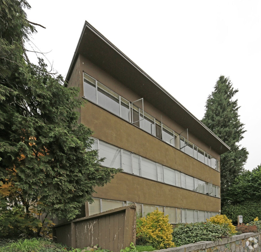 Building Photo - Prince Charles Apartments