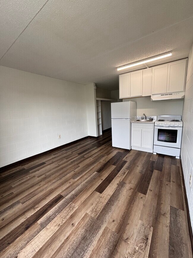Photo du bâtiment - NEWLY RENOVATED - BACHELOR UNITS