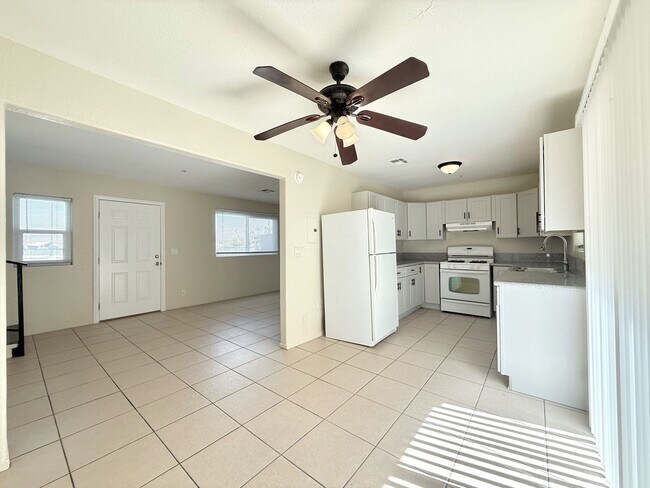 Foto del edificio - RECENTLY RENOVATED! 3 Bedroom 1 Bathroom Apartment in Indio, CA