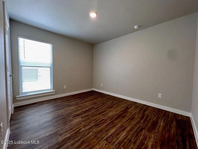 Foto del edificio - 2061 Kenwood Ave