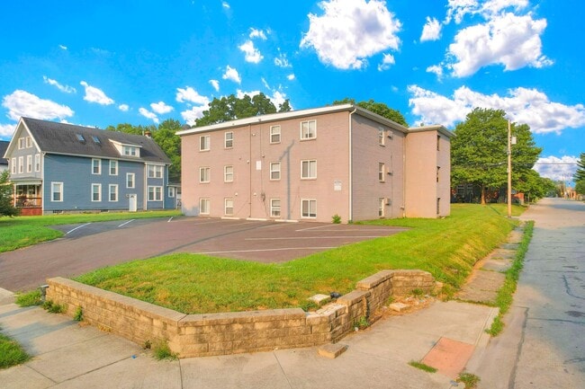 Building Photo - 1581 E Mound St
