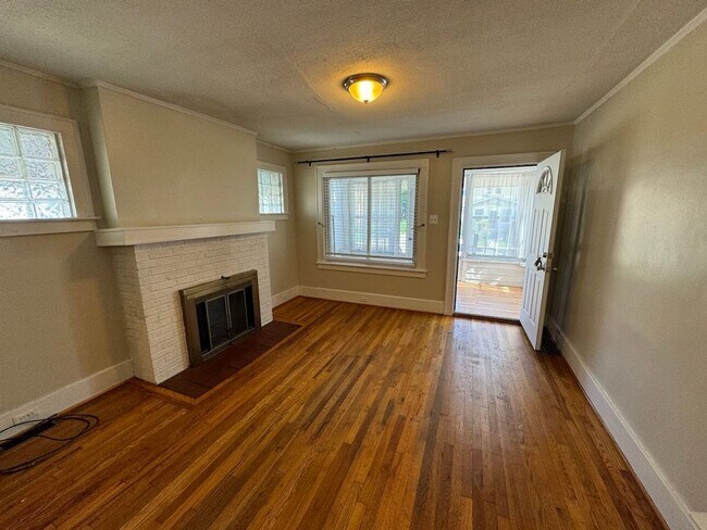 Foto del edificio - 2 bed 1 bath ranch walking distance to Dow...