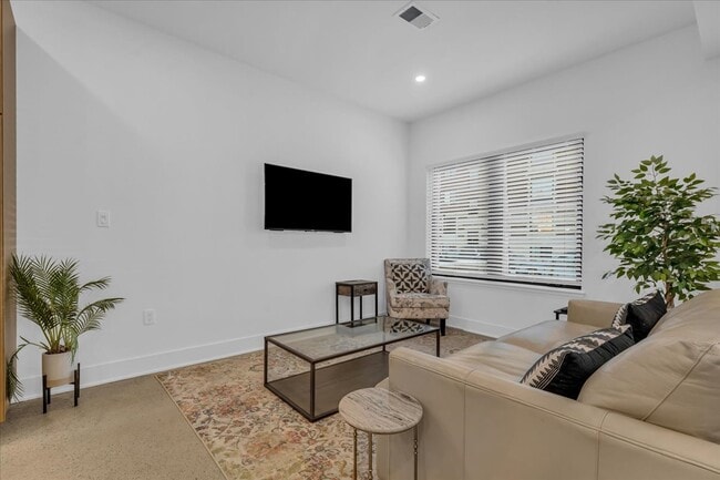 Foto del edificio - 7536 Churchill St